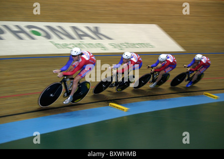 Il team britannico GB pursuit squad via cycle racing UCI DI COPPA DEL MONDO IL REGNO UNITO Manchester Velodrome Aprile 2004 Foto Stock