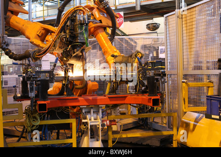 Robot di saldatura rendendo Land Rover Defender organismi Foto Stock