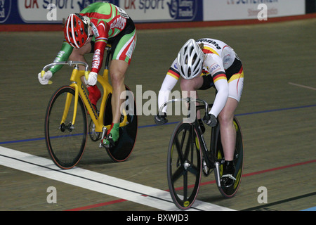 La Bielorussia e tedesco donne velocisti al traguardo via cycle racing UCI DI COPPA DEL MONDO IL REGNO UNITO Manchester Velodrome Gen 2005 Foto Stock