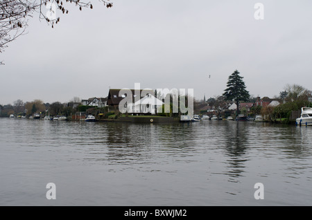 Thames Ditton isola sul Fiume Tamigi di fronte a Hampton Court Park Foto Stock