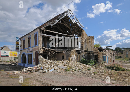 Parzialmente demolito costruzione casa vicino a Joigny Borgogna Francia Foto Stock