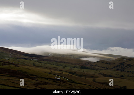 Il cloud e la nebbia Kings Clough e il Macclesfield foresta da gatti Tor nei pressi di Shining Tor Cheshire Derbyshire confine Inghilterra Foto Stock