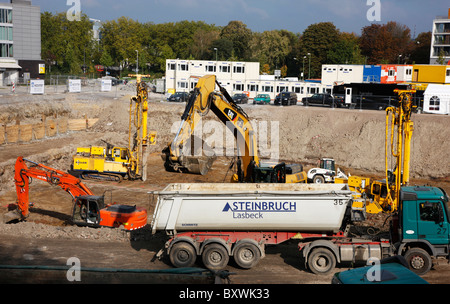 Sito in costruzione, fondazione pit. La costruzione di un edificio per uffici. Essen, Germania. Foto Stock