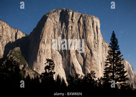 Stati Uniti d'America, in California, del Parco Nazionale Yosemite, di Yosemite Valley illuminato dalla luna piena notte estiva Foto Stock