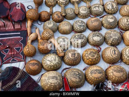 Presso il salone biennale internazionale de l'Artisanat de Ouagadougou SIAO in Burkina Faso fornitori vendono calabashes intagliato e zucche