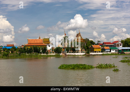 Tempio della banca sul fiume Tonle Sap, Cambogia, Asia Foto Stock