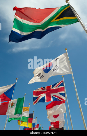 Paesi del mondo bandiere internazionali battenti Foto Stock