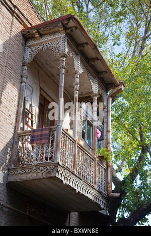 Legno intagliato casa balconied a Tbilisi città vecchia, Kala, Georgia. JMH3984 Foto Stock