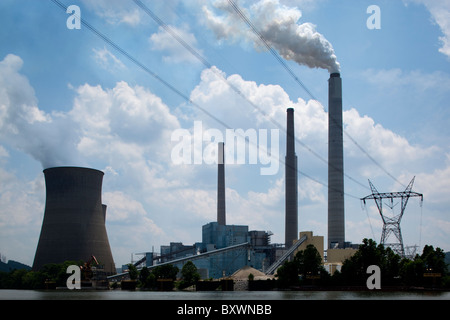 Stati Uniti d'America, West Virginia, Winfield, vapore flutti dalla fornace di John Amos Coal-Fired Power Plant sulla mattina di primavera Foto Stock