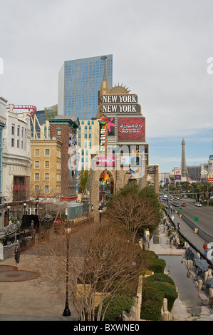 Guardando verso il New York New York Hotel and Casino, sul Las Vegas Strip. Foto Stock