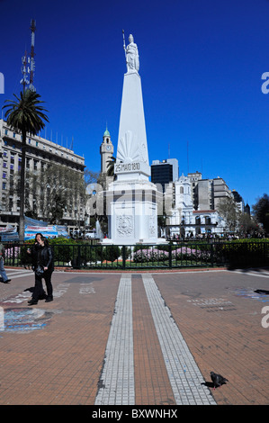 Pirámide de Mayo (Maggio Piramide) nel centro di Plaza de Mayo (maggio Square), Buenos Aires, Sud America Foto Stock