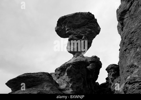 Stati Uniti d'America, Idaho, Buhl, equilibrato Rock State Park, eroso il basalto torre di roccia la formazione su nuvoloso nel pomeriggio a molla Foto Stock