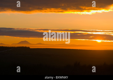 Tramonto sulla vetta di Morven dalla collina di Rigifa'. Vicino a Mey, Thurso, Caithness, Scozia, Regno Unito Foto Stock