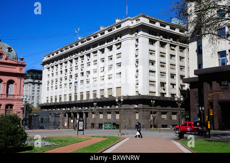 Ministero della Enonomy e produzione (Ministerio de Economía y Producción), Plaza de Mayo (maggio Square), Buenos Aires, Argentina Foto Stock