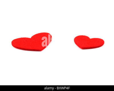 Immagine di due cuori di san valentino realizzati dal feltro su sfondo bianco Foto Stock