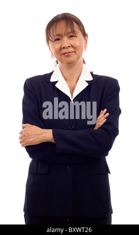 Ritratto di un fiducioso senior Asian business donna con le braccia incrociate isolate su sfondo bianco Foto Stock