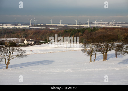 Lo stabilimento Nissan wind farm visti in tutta coperta di neve i campi, Washington, England, Regno Unito Foto Stock