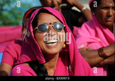 India fino città Banda , rally del movimento delle donne Gulabi gang di leader Sampat Pal Devi, le donne in rosa sari lotta contro la violenza nei confronti della donna Foto Stock