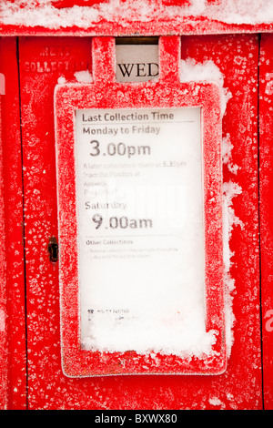 Una casella di posta coperta di ghiaccio al posto di Fisher nel distretto del lago, UK. Foto Stock