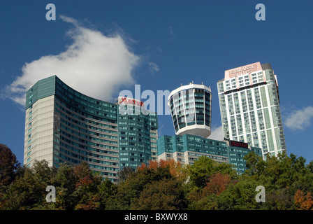 Il Marriott Fallsview Hotel Embassy Suites Hotel e Konica-Minolta Torre a Niagara Falls, Ontario, Canada. Foto Stock