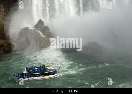 Il 'Maiuto della nebbia V' imbarcazione turistica lasciando la base del 'Horseshoe Falls", parte delle Cascate del Niagara in Ontario, Canada. Foto Stock