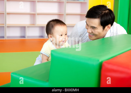 Padre giocando con il figlio Foto Stock