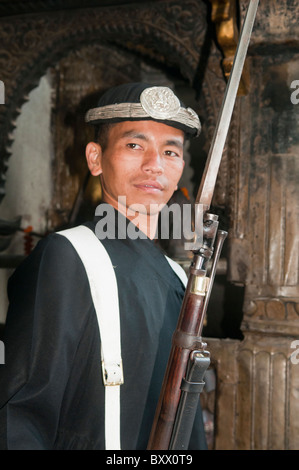 Soldato di guardia di un palazzo di Durbar Square a Kathmandu in Nepal Foto Stock