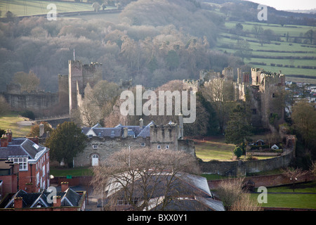 Ludlow Castle, come visto dalla cima di San Lorenzo è la Chiesa, Ludlow Shropshire Foto Stock
