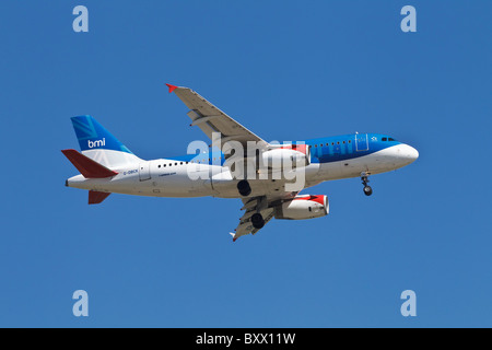 Un Airbus A319 della compagnia aerea del Regno Unito BMI Foto Stock