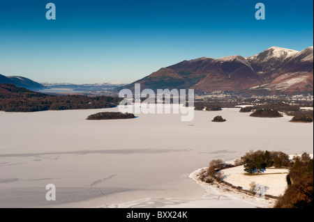 Cerca su una congelati Derwent Water verso Bassenthwaite e Skiddaw dalla sorpresa vista. Foto Stock