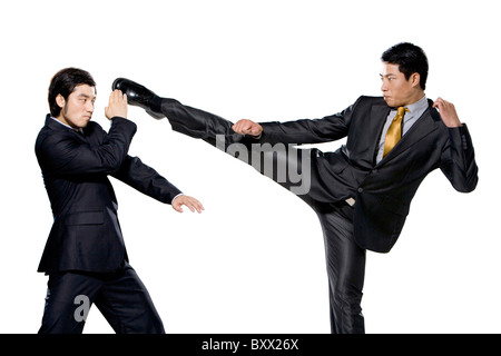 Due imprenditori in combattimenti su sfondo bianco Foto Stock