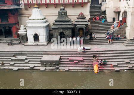 Ultimo riti in corrispondenza di una cremazione funerali il fiume Bagmati presso il Tempio Pahsupatinath a Kathmandu in Nepal Foto Stock