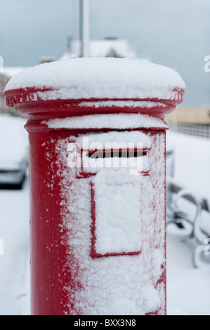 Una coperta di neve red royal mail pillarbox Aberystwyth Wales UK Dicembre 2010 Foto Stock