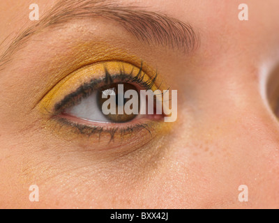 Femmine bianche Occhio sinistro Occhio giallo trucco leggera profondità di campo Foto Stock