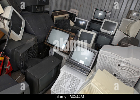 Televisori indesiderati e monitor di computer Peterborough centro di riciclaggio Cambridgeshire Regno Unito Foto Stock