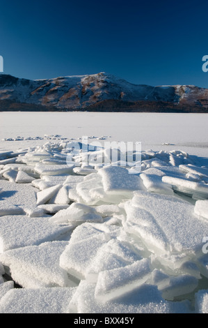 Pile di ghiaccio sulla riva del Derwent Water come congelato nel dicembre 2010 Foto Stock