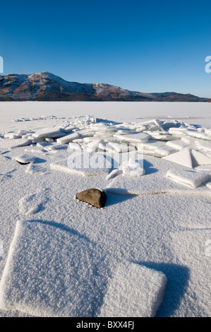 Pile di ghiaccio sulla riva del Derwent Water come congelato nel dicembre 2010 Foto Stock