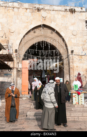 Palestinesi di entrare nella Città Vecchia attraverso la porta di Damasco. Gerusalemme Foto Stock