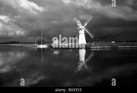 Una drammatica scena monocromatica su Norfolk Broads a Thurne, Norfolk, Inghilterra, Regno Unito, con un avvicinamento invernali tempesta. Foto Stock