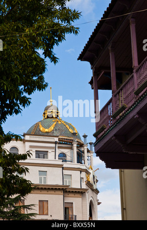 Legno intagliato edificio balconied a Tbilisi città vecchia, Kala, Georgia. JMH4011 Foto Stock