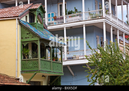 Legno intagliato case balconied a Tbilisi città vecchia, Kala, Georgia. JMH4015 Foto Stock