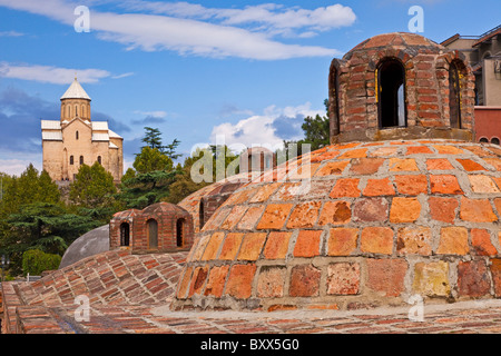 Cupole di i bagni di zolfo in primo piano con la Cattedrale di Sameba (Santa trinità) nel distretto di Avlabari nella distanza. JMH4016 Foto Stock