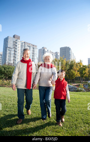 Nonni e nipote godendo di un Parco in autunno Foto Stock
