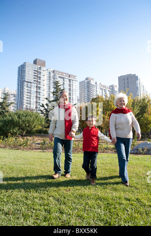 Nonni e nipote godendo di un Parco in autunno Foto Stock