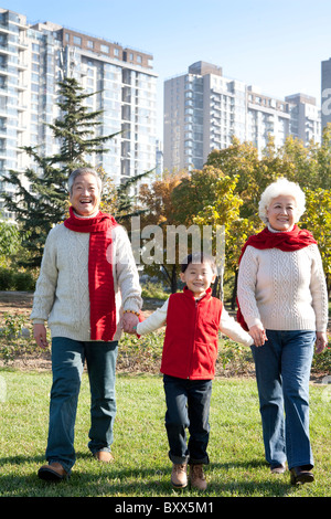 Nonni e nipote godendo di un Parco in autunno Foto Stock