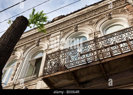 Ferro battuto balconied edificio a Tbilisi città vecchia, Kala, Georgia. JMH4023 Foto Stock