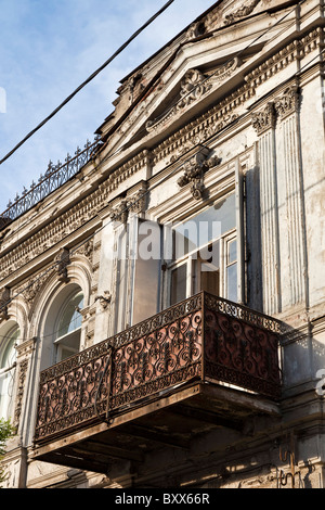 Ferro battuto balconied edificio a Tbilisi città vecchia, Kala, Georgia. JMH4024 Foto Stock