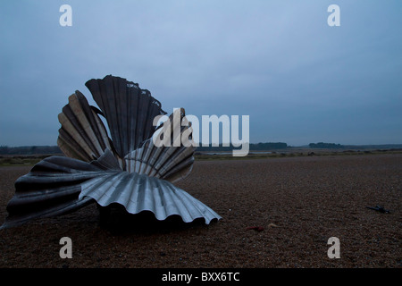 La dentellatura a Aldeburgh Suffolk dedicato a Benjamin Britten da artista locale Maggi Hambling Foto Stock