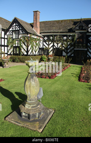 Gawsworth Old Hall, Inghilterra. Veduta autunnale di Gawsworth giardino con Gawsworth Old Hall in background. Foto Stock