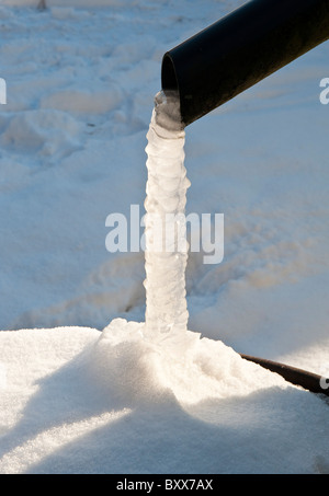 Un downpipe congelato fuori di una casa in un inverno duro, Regno Unito Foto Stock